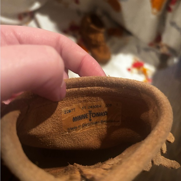 Minnetonka Kids Moccasins in Rich Brown A00513 - Picture 7 of 7